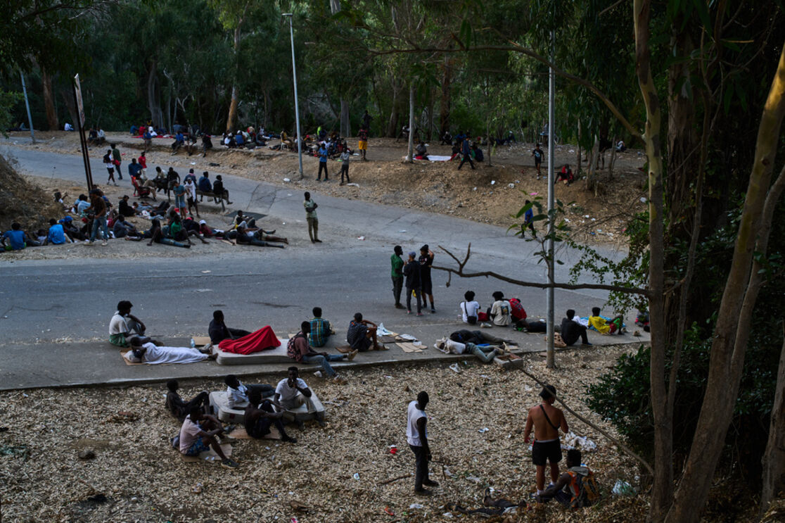 Migrantes pernoitaram na praia ou nas ruas de Ceuta