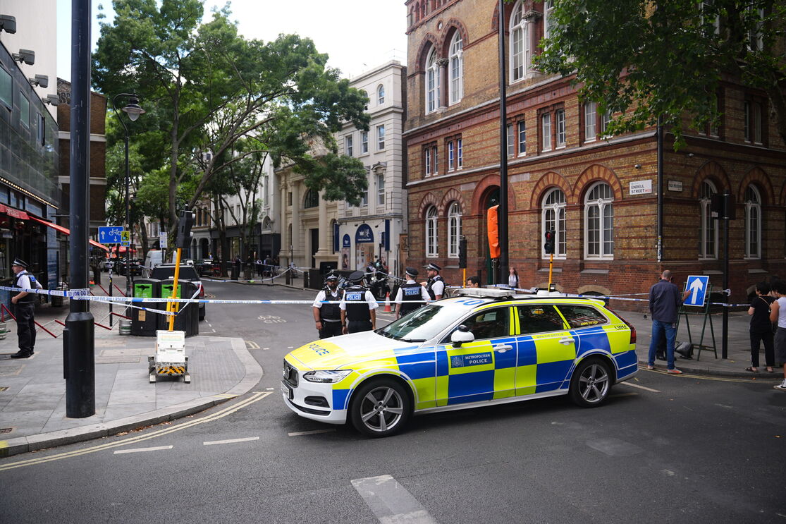 Ataque com faca em Londres faz vários feridos