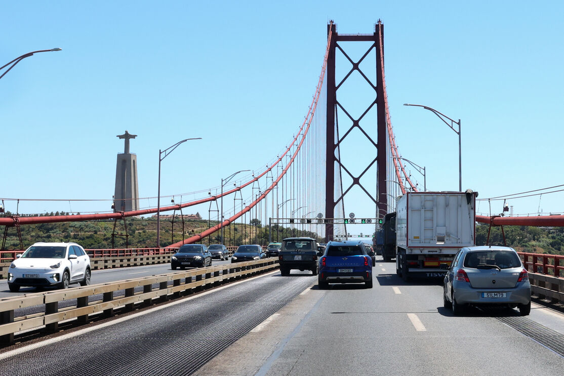 Passam cerca de 150 mil veículos pela via rodoviária da ponte, por dia