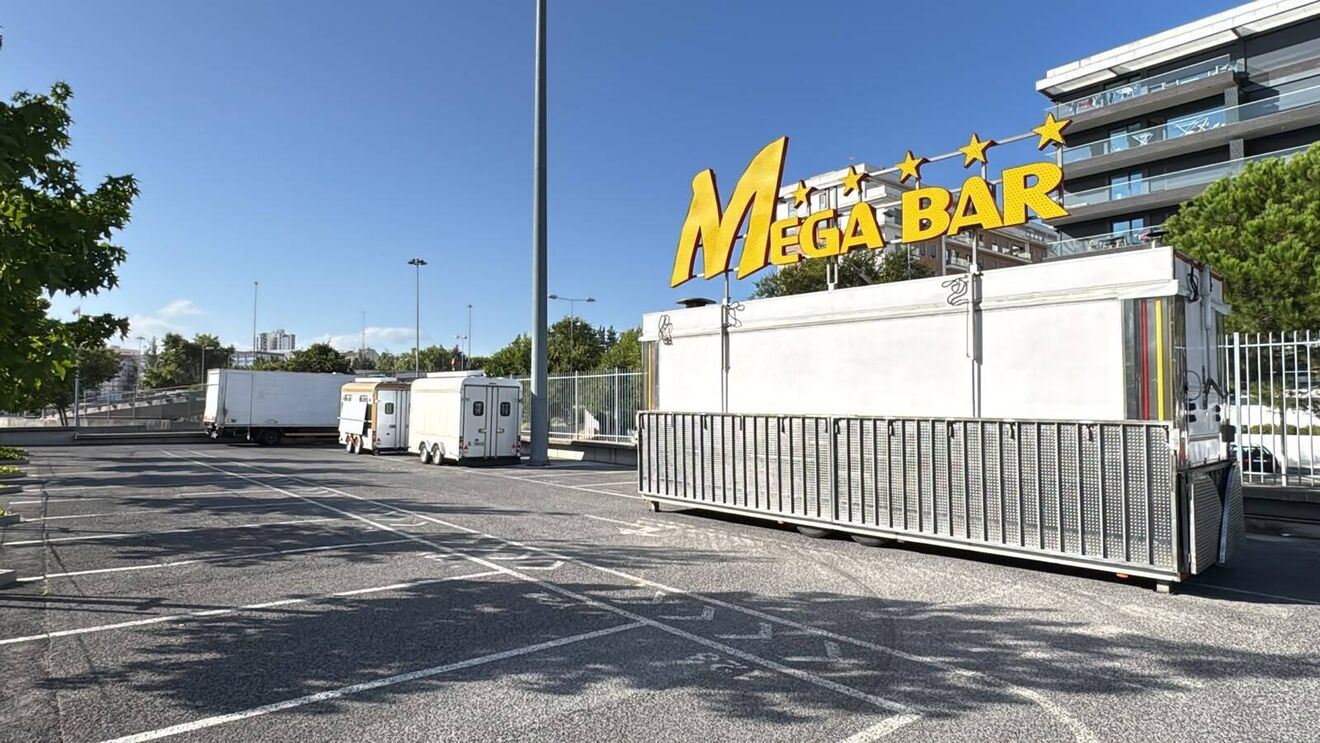 Foram instaladas roulottes junto ao parque de estacionamento