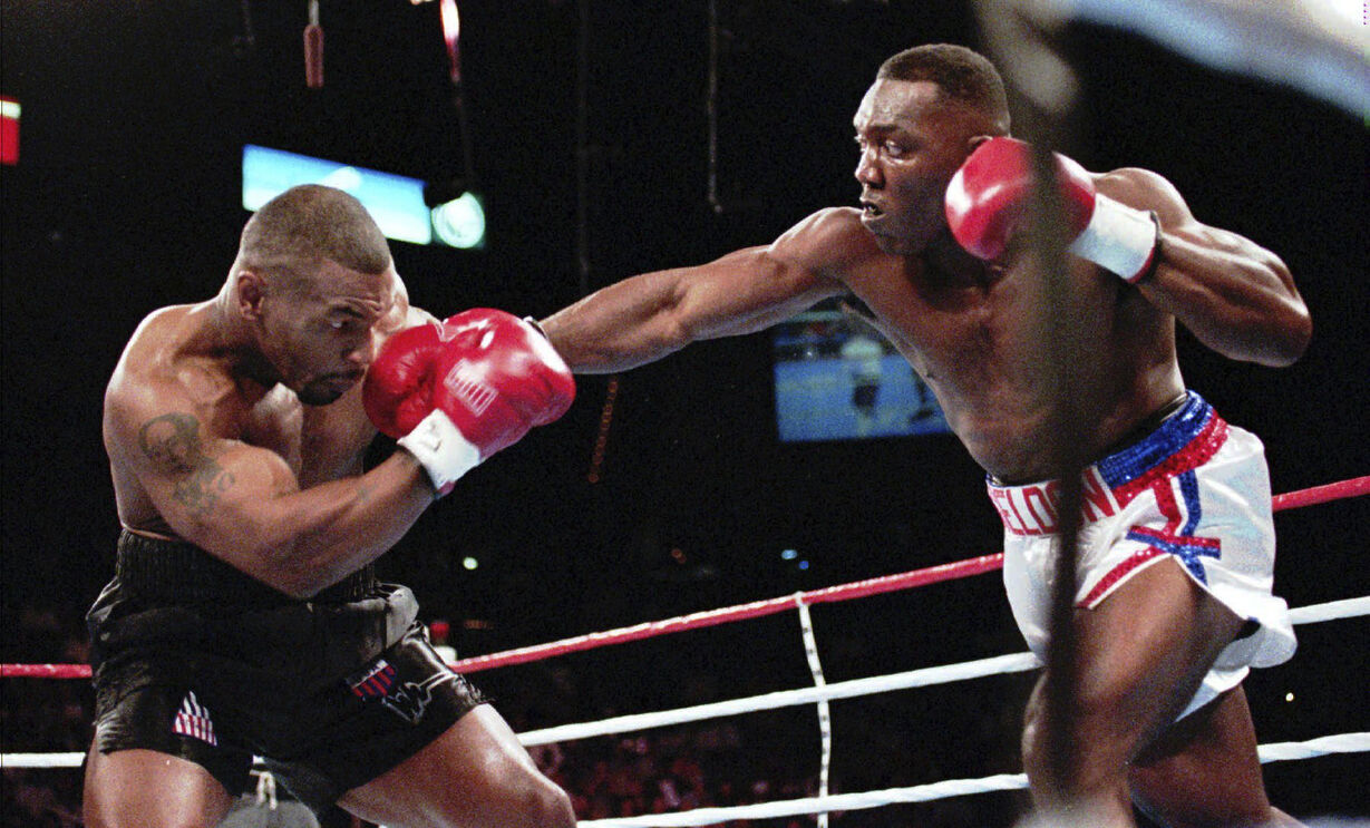 Mike Tyson (à esq.) enfrentava Bruce Seldon no MGM Grand Garden Arena