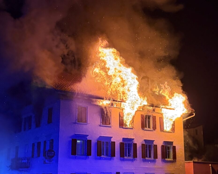 Incêndio deflagra em edifício com apartamentos e restaurante português na cidade de Thusis,na Suíça