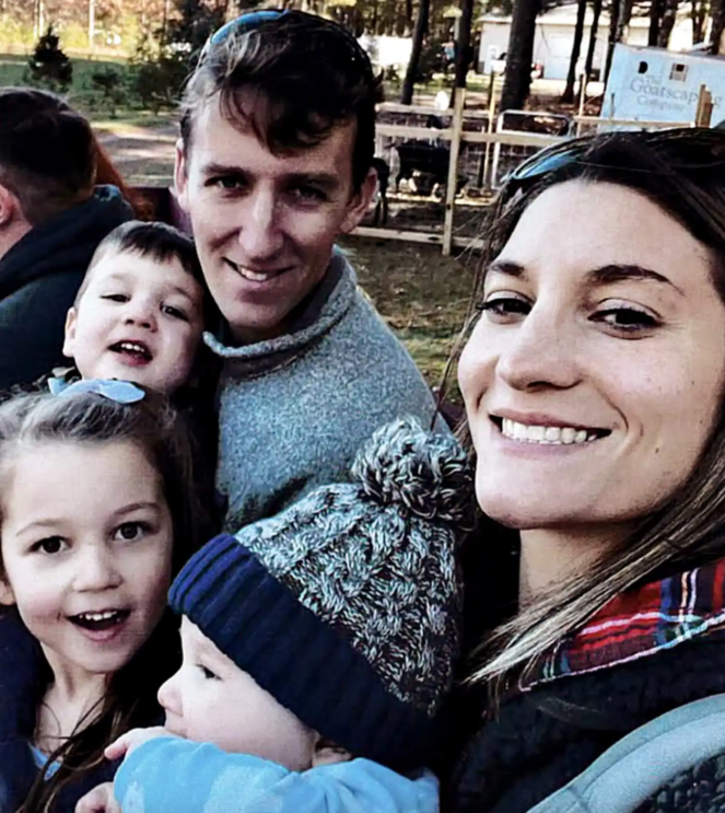 Patrick e Lindsay Clancy com os filhos Cora, Dawson e Callan
