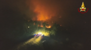 <![CDATA[ Imagens aéreas revelam dimensão de incêndio que continua a consumir floresta no norte de Itália ]]>