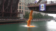 <![CDATA[ Milhares de patos de borracha lançados ao rio de Chicago em corrida solidária ]]>