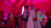 <![CDATA[ Dezenas de casais casam-se "por um dia" durante celebrações do Pride de Amesterdão ]]>