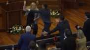 <![CDATA[ Momento insólito no Parlamento do Kosovo com deputada a atirar ovos contra primeiro-ministro ]]>