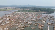 <![CDATA[ Imagens aéreas revelam aldeia submersa que reapareceu após meses de seca na Indonésia ]]>