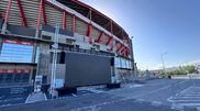 <![CDATA[ Televisores e mais roulottes dentro do recinto: Benfica prepara enchente na fan zone ]]>