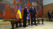 <![CDATA[ Zelensky reúne-se com presidente sérvio em primeira visita oficial a Belgrado ]]>