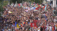 <![CDATA[ Milhares de pessoas marcham pelas ruas de Praga para celebrar o Orgulho com muita cor ]]>