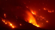 <![CDATA[ Incêndio florestal no oeste do Canadá obrigou à retirade de 20.000 pessoas ]]>