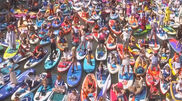 <![CDATA[ Centenas de pessoas enchem rio de Moscovo de cor num carnaval de paddle ]]>