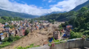 Video zeigt die Wucht der Sturzflut, die über Gebäude hinwegfegt und eine Brücke in Nepal zerstört