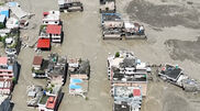 Edifícios cercados por um mar de lama: este é o cenário no distrito de Nuwakot no Nepal