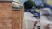 Vídeo mostra homem a tentar lançar pacote (várias vezes) para dentro de prisão em Inglaterra