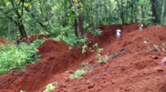 Corpi delle vittime delle alluvioni sepolti in fosse temporanee per mancanza di spazio in Nepal