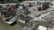 Images de drone de la CMTV montrant la trace de destruction dans la province népalaise de Bagmati après une crue soudaine