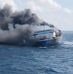 Ferry em chamas provoca pelo menos cinco mortos na Indonésia. Dezenas de pessoas estão desaparecidas