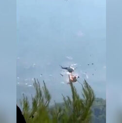 O momento em que dois helicópteros colidem durante combate aos incêndios na Grécia