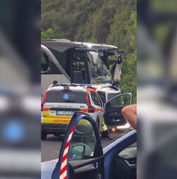 Vídeo mostra aparato policial onde ocorreu colisão frontal entre autocarro e autocaravana em Itália. Seis pessoas morreram