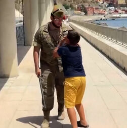 Militares espanhóis acompanham menino marroquino em lágrimas até à fronteira de Ceuta