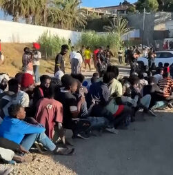 Migrantes fazem fila para receber alimentos em Ceuta