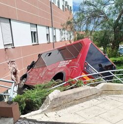 Autocarro desgovernado embate contra hospital de Tomar. Há quatro feridos 