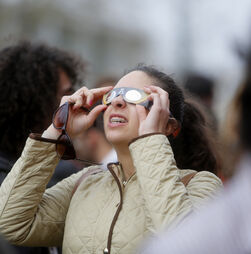 Óculos gratuitos para observação de eclipse solar podem ser reservados a partir de hoje 
