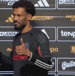 “O Mundial foi a melhor coisa que já me aconteceu”: Vozinha diz viver agora o melhor momento da carreira no Colo-Colo