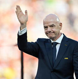 FIFA admite 'erros' mas mantém 'total apoio' ao presidente Infantino