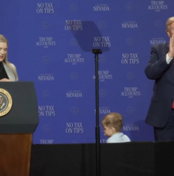 “Não quero que seja como o Biden”: Trump corre para impedir criança antes de cair do palco  
