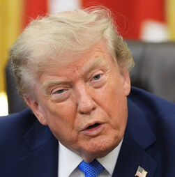 Tarifas: Trump anuncia taxas sobre componentes usados na produção de painéis solares e chips
