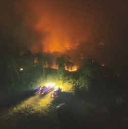 Imagens aéreas revelam dimensão de incêndio que continua a consumir floresta no norte de Itália