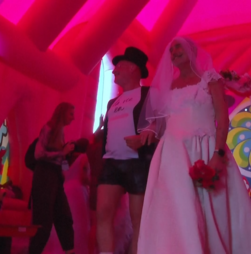 Dezenas de casais casam-se “por um dia” durante celebrações do Pride de Amesterdão