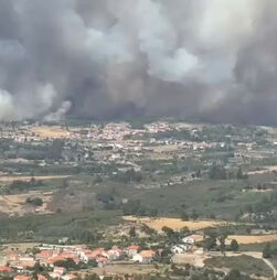 Imagens mostram grandes nuvens de fumo de incêndio na Guarda