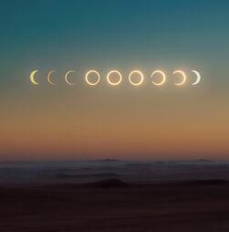 Céu pouco nublado ou limpo durante o eclipse total do Sol