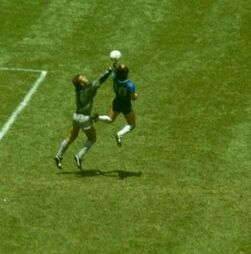 Bola da 'mão de deus' de Maradona em leilão com valor superior a 2 ME