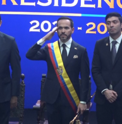 Novo presidente da Colômbia toma posse e promete restaurar “ordem, autoridade e liberdade”  