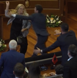 Momento insólito no Parlamento do Kosovo com deputada a atirar ovos contra primeiro-ministro