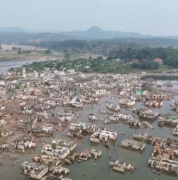 Imagens aéreas revelam aldeia submersa que reapareceu após meses de seca na Indonésia