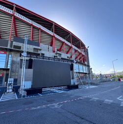 Televisores e mais roulottes dentro do recinto: Benfica prepara enchente na fan zone