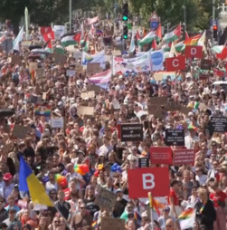 Milhares de pessoas marcham pelas ruas de Praga para celebrar o Orgulho com muita cor