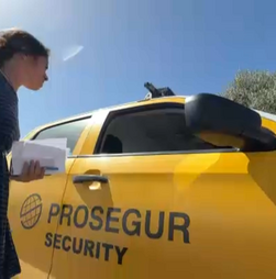 Repórter SÁBADO na fortaleza dos milionários: segurança intercepta viatura que estava na via pública 