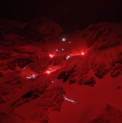 Rio de luz e cor ilumina glaciar no extremo sul do mundo