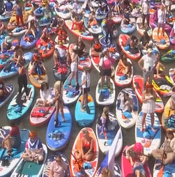Centenas de pessoas enchem rio de Moscovo de cor num carnaval de paddle