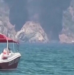 Barco turístico com 115 pessoas a bordo incendeia-se na costa da Turquia