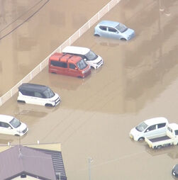 Carros e casas parcialmente submersos após chuvas intensas no Japão  