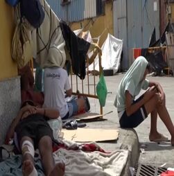 Fome obriga migrantes a resistir ao calor húmido de Ceuta