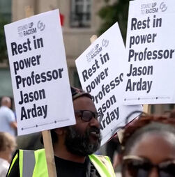 Comunidade reúne-se em vigília após morte de antigo professor de Cambridge